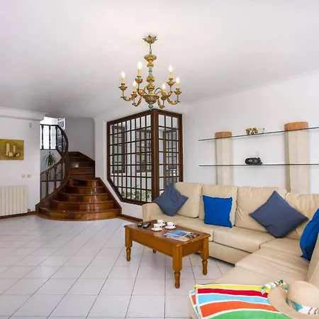 Villa Elanor By *